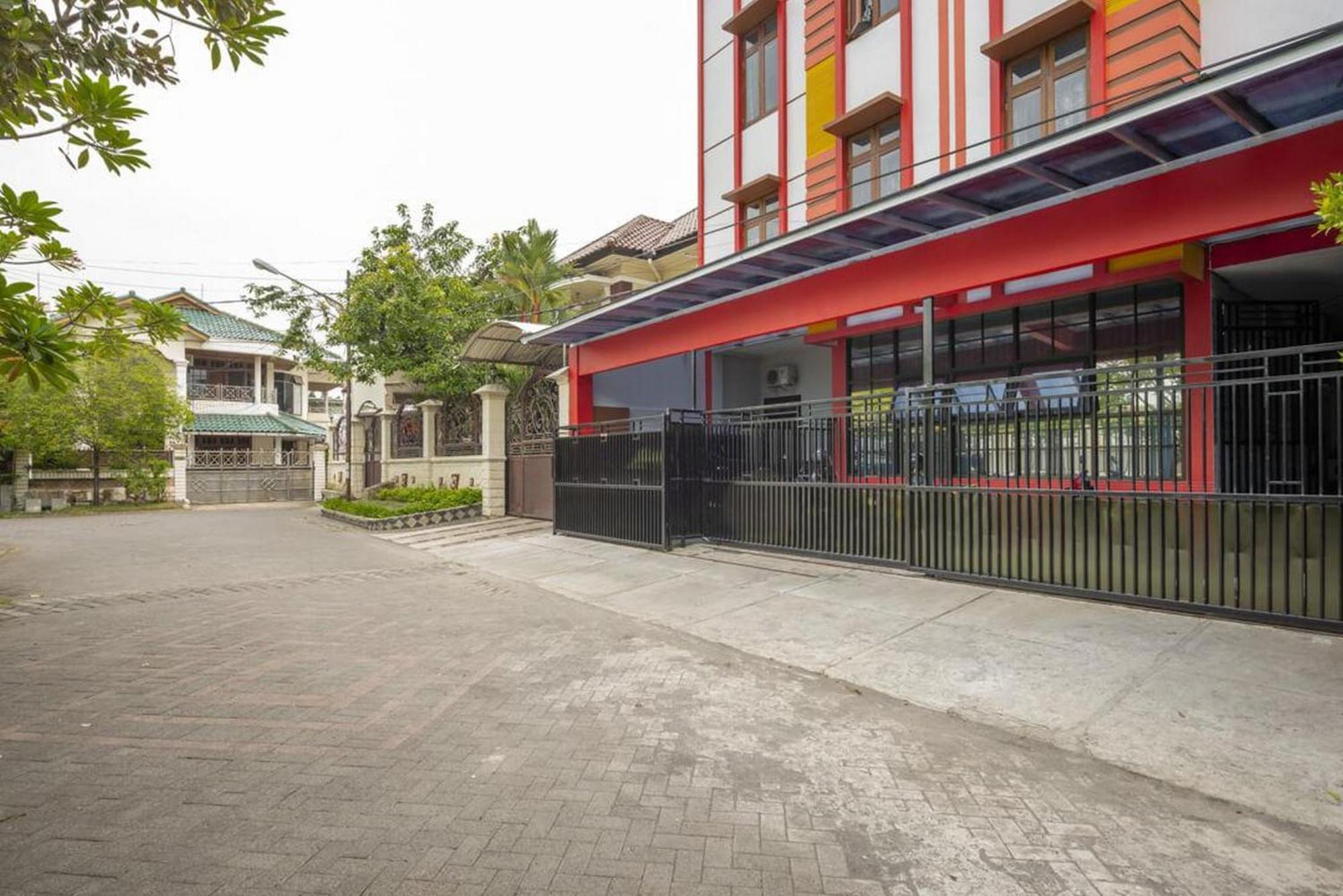 Reddoorz @ Jemursari Surabaya 2 Exteriér fotografie